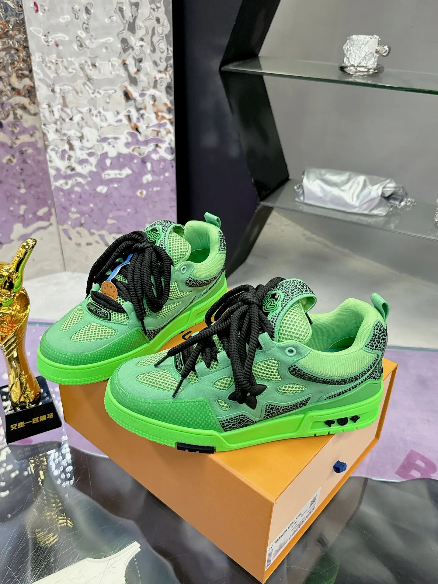 Men's shoes 💰900❤️❤️❤️ 𝙇𝙑 Bread shoes have added new colors 💓 Craftsmanship series 𝟐𝟎𝟐5/𝐒𝐒 𝐧𝐞𝐰 Louis Vuitton catwalk skate shoes are popular, LOUIS VUITTON Trainer is undoubtedly one of the most successful Sneakers launched by luxury brands, but the pace of exploration will not stop. LOUISVUITTON will also bring a new series of skateboard shoes in the spring of 2025. The new series in the picture returns to the 90s Chunky Skate Shoes look and feel. The uppers are made of leather and mesh. The fat silhouette and thick shoelaces are very eye-catching. It is expected to have quite a few colors like the Trainer. Judging from the previous DIOR show skate shoes, this chunky style may be even stronger next year. 💎 Size: Female 35-40 Male 39-46